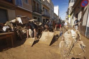 Relawan Hadapi Lumpur Ketika Membersihkan Puing-puing Banjir di Spanyol 