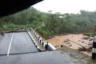 10 Jembatan Terputus Akibat Banjir dan Longsor di Sukabumi, Jawa Barat