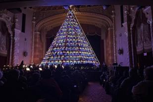 Paduan Suara Sekolah Michigan Lantunkan Lagu-lagu dari Pohon Natal Tinggi