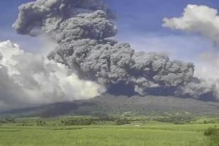 Filipina: Gunung Api Kanloan Meletus, 87.000 Warga Dievakuasi