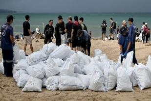 Relawan Bersihkan Pantai Bali dari Sampah Yang Terbawa Angin dan Arus Laut