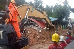 Empat Warga Tertimbun Tanah Longsor di Kota Batam