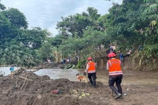 Tim SAR Kerahkan Alat Berat dan Anjing Pelacak Cari Korban Banjir di Bima