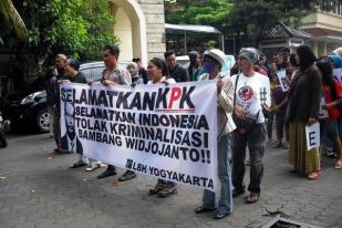 Koalisi “Rakyat Tidak Jelas” Gelar Aksi Selamatkan KPK