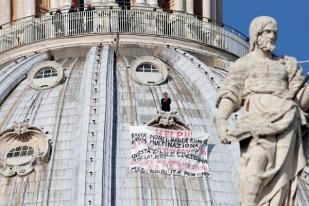 Akibat Krisis Ekonomi, Pria Italia Demonstrasi di Kubah Basilika St Petrus