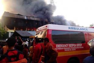 Petugas Pemadam Kesulitan Air di Pasar Senen