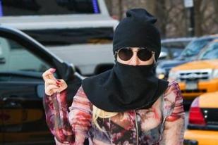 Berkerudung Niqab, Lady Gaga Berjalan-jalan di New York