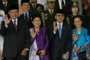 Ibu Negara Serahkan Gaji ke-13 Presiden SBY untuk Guru