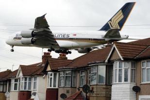 Di London, Pesawat Terbang 12 Meter dari Atap Rumah