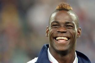 Balotelli Terbang ke Klub Kota The Beatles