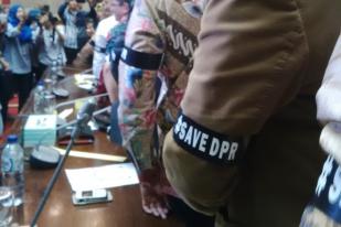 31 Anggota DPR Kenakan Pita #SaveDPR dan Minta Setya Mundur