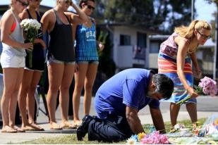 Warga Menghormati Korban Amukan di Isla Vista