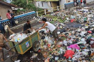 Aksi Buang Sampah di Jalan