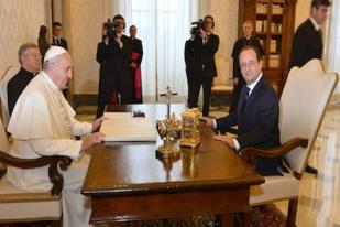 Hollande ke Vatikan Disambut Ledakan di Depan Gereja Roma