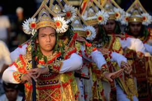 Upacara Melasti Menjelang Hari Raya Nyepi