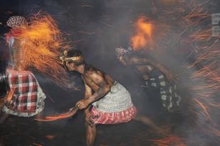 Mengarak Ogoh-ogoh Menjelang Nyepi