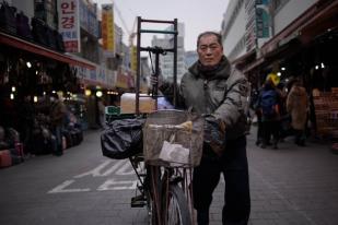 Kurir Mengayuh Sepeda di Seoul