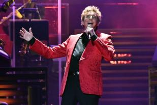 Barry Manilow tampil One Last Tour