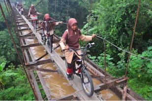 Memanfaatkan Jembatan Irigasi