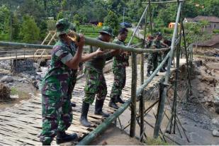 TNI Membangun Jembatan Darurat