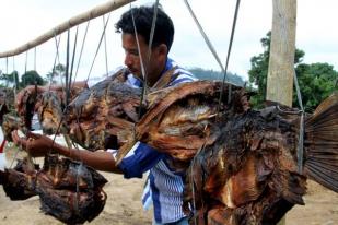 Pedagang Jual Ikan Kerling Khas Aceh