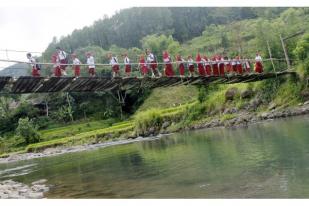 Gunakan Jembatan Gantung