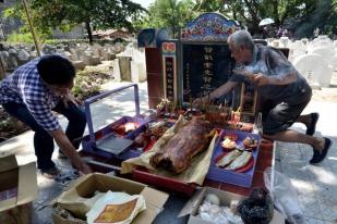 Warga Tionghoa Lakukan Ziarah Ceng Beng