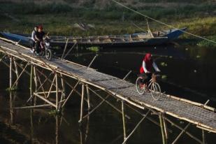 Sungai Bengawan Solo Berwarna Hitam Diduga Tercemar