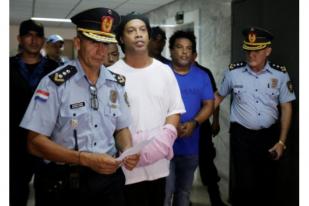 Ronaldinho di Penjara Polisi atas Dugaan Paspor Palsu