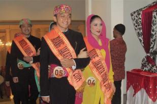 Finalis Abang None 2014 Berpantun di Hadapan Basuki