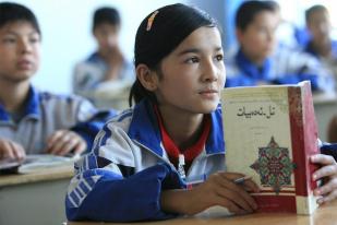 Siswa yang Belajar dalam Dwibahasa di Xinjiang Bertambah