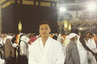 Di Sela Liburan Timur Tengah, Mesut Ozil Umrah 