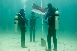 Upacara Bendera HUT RI ke-68 di Dalam Laut Pulau Rubiah Berjalan Lancar
