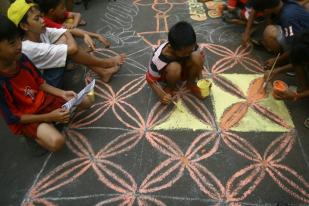 Anak-anak Membatik Jalanan di Kampung Batik