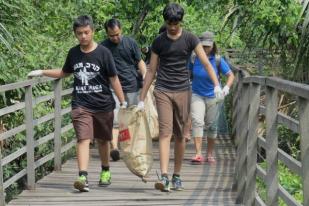 Pemuda Pemudi Aksi Bersih Sampah Sambut Hari Sumpah Pemuda