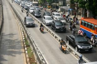 Pemberlakuan Denda Bagi Kendaraan yang Masuk Jalur Busway Belum Efektif