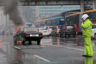 Sebuah Sedan Terbakar di Jalan Thamrin Akibat Korsleting 