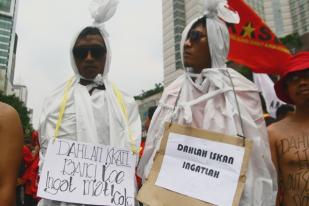 Unjuk Rasa Buruh Bawa Pocong Simbol Protes terhadap BUMN