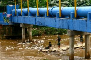 TNI dan Masyarakat Kerja Bakti Bersihkan Sungai