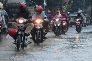 Genangan Air di Jalan M. Kahfi, Ciganjur Masih Terendam