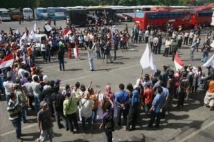 Ratusan PKL Terminal Lebak Bulus Demo Tuntut Relokasi