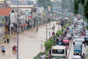 Banjir di Jalan Otista Raya Jakarta Timur Belum Surut