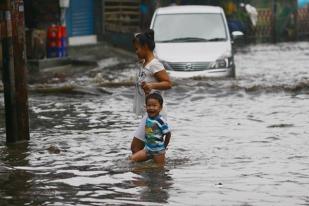 Pasar Buncit Dilanda Banjir dari Luapan Kali Mampang