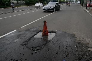 Jalan Berlubang di Menteng Belum Diperbaiki