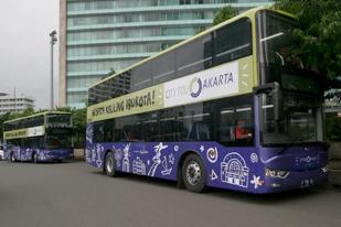 Melihat Bus Tingkat Jakarta dari Dekat