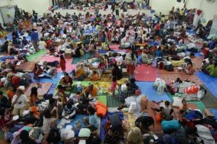 Pengungsi Banjir di GOR Jakarta Timur Menumpuk