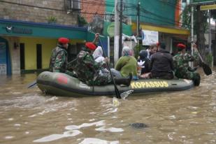 Kopassus Bantu Evakuasi Korban Banjir Jakarta 