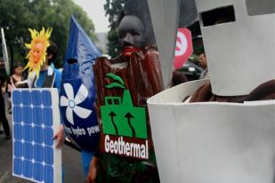 Greenpeace Gelar Aksi Tolak Industri Tambang Batubara