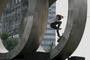 Tugu Angkatan 66 Dijadikan Arena Bermain Skateboard