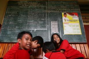 Kalender Bergambar Caleg Terpasang di Sekolah